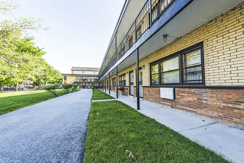 7925 S Phillips Avenue, Chicago (see pics & AVAIL)