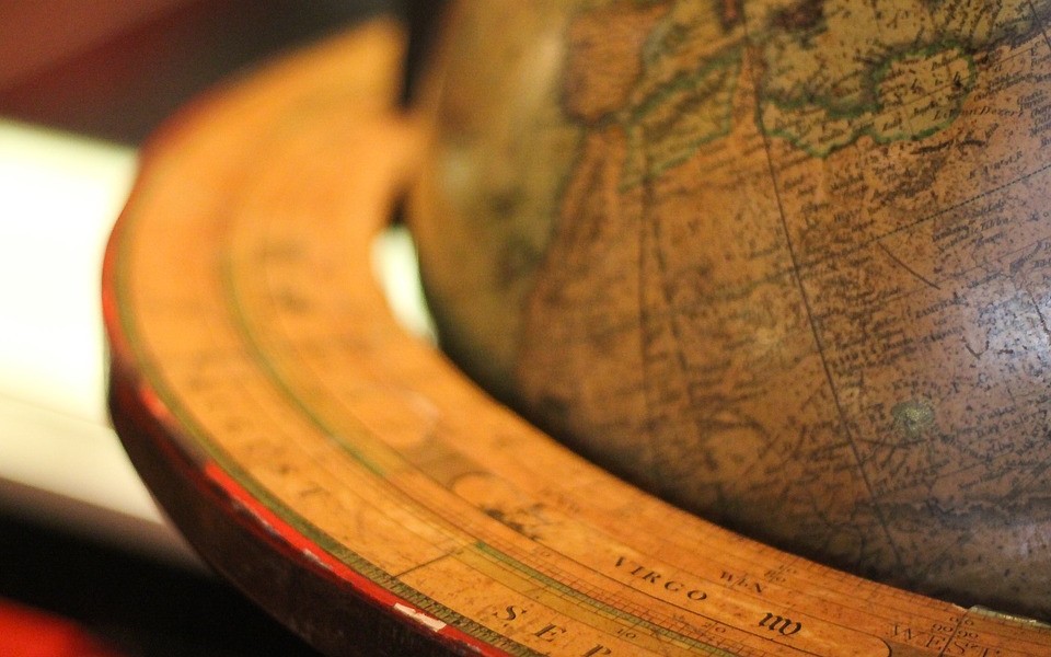 Indexing Big Data Global vs. Local Indexes in Distributed Databases