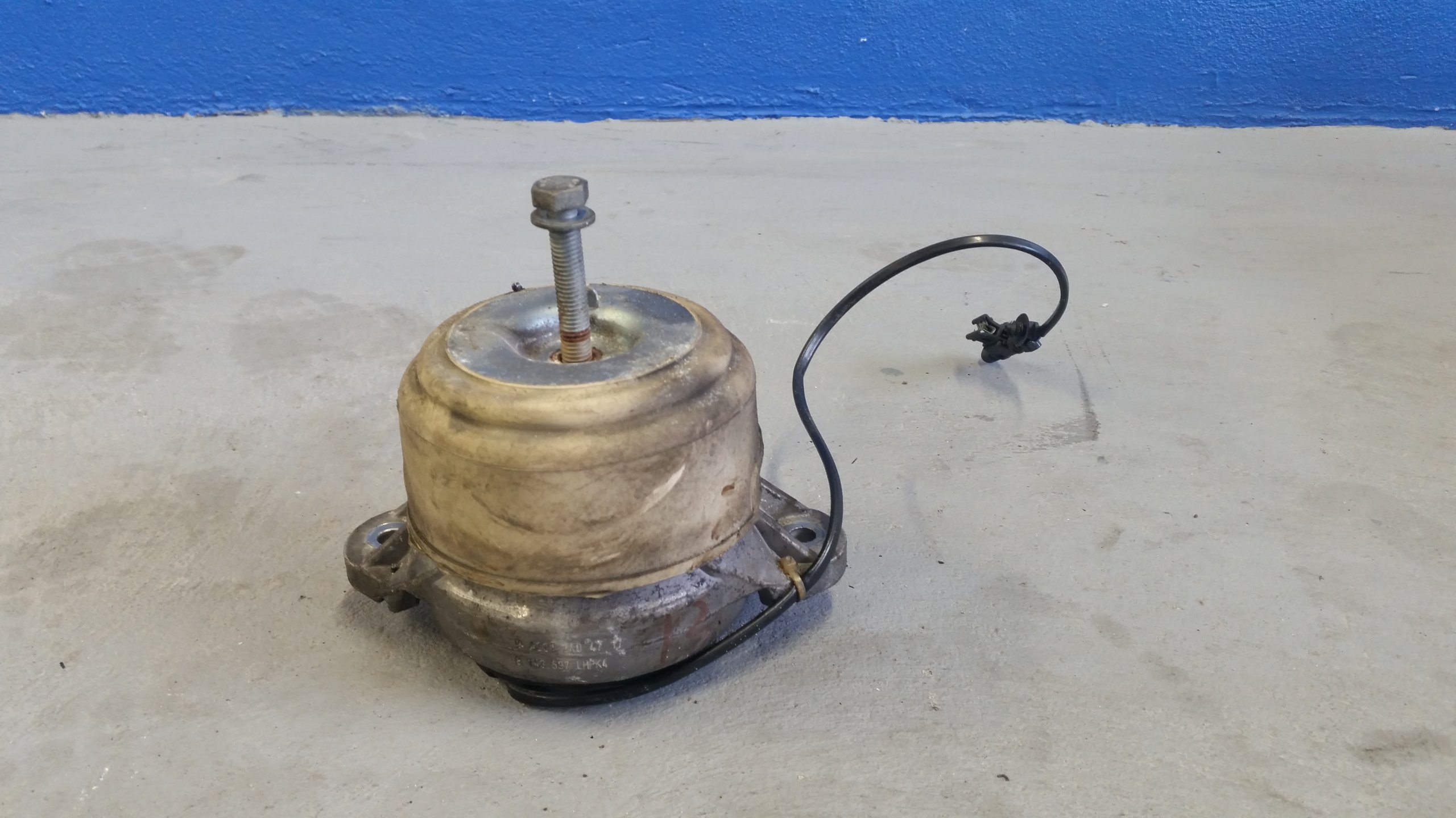 PODUSZKA SILNIKA A2212404717 W221 12R 3.5 V6 AMG 7635930304