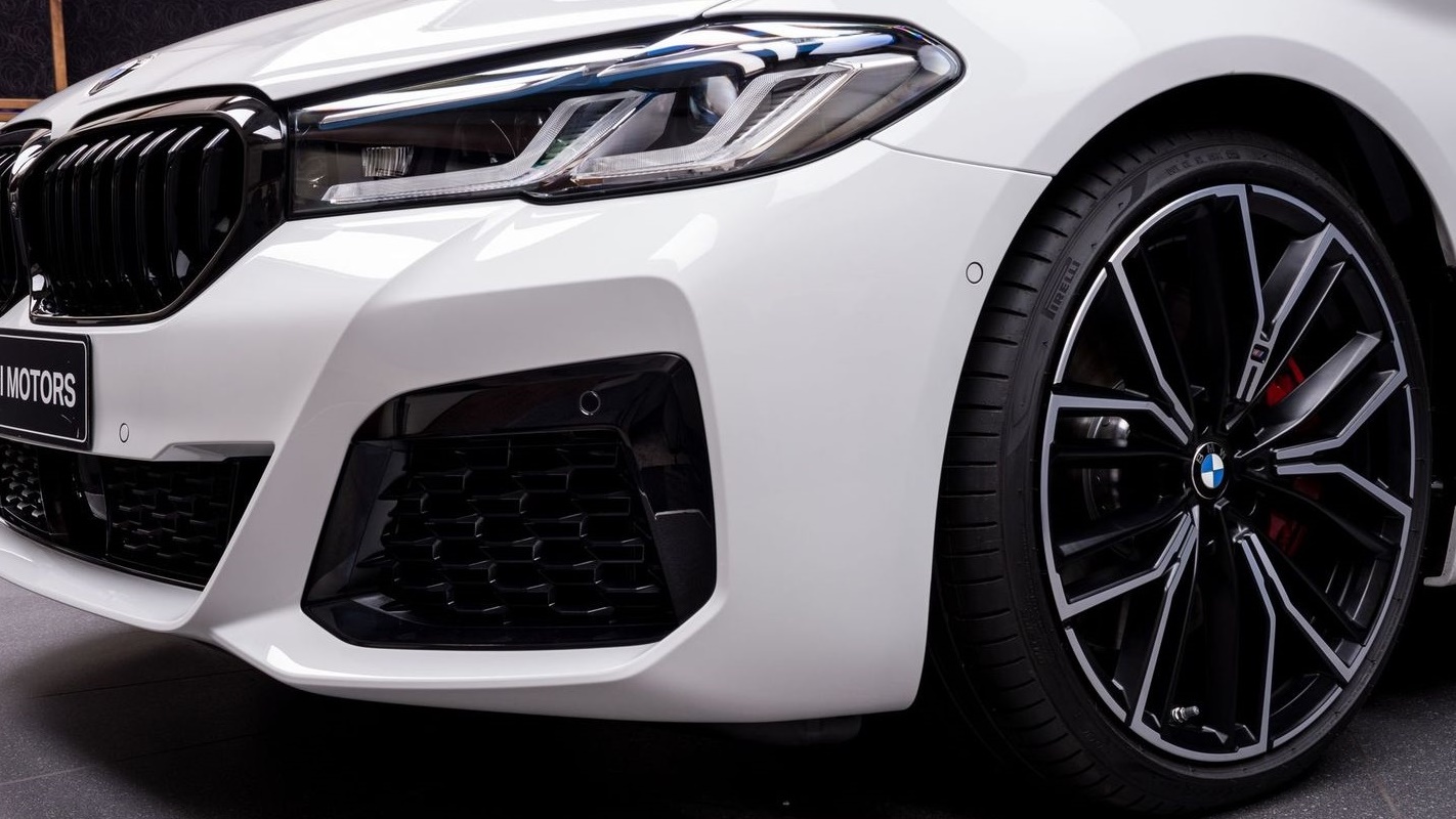 وصول سيارة BMW 5 Series الجديدة كلياً الى الامارات