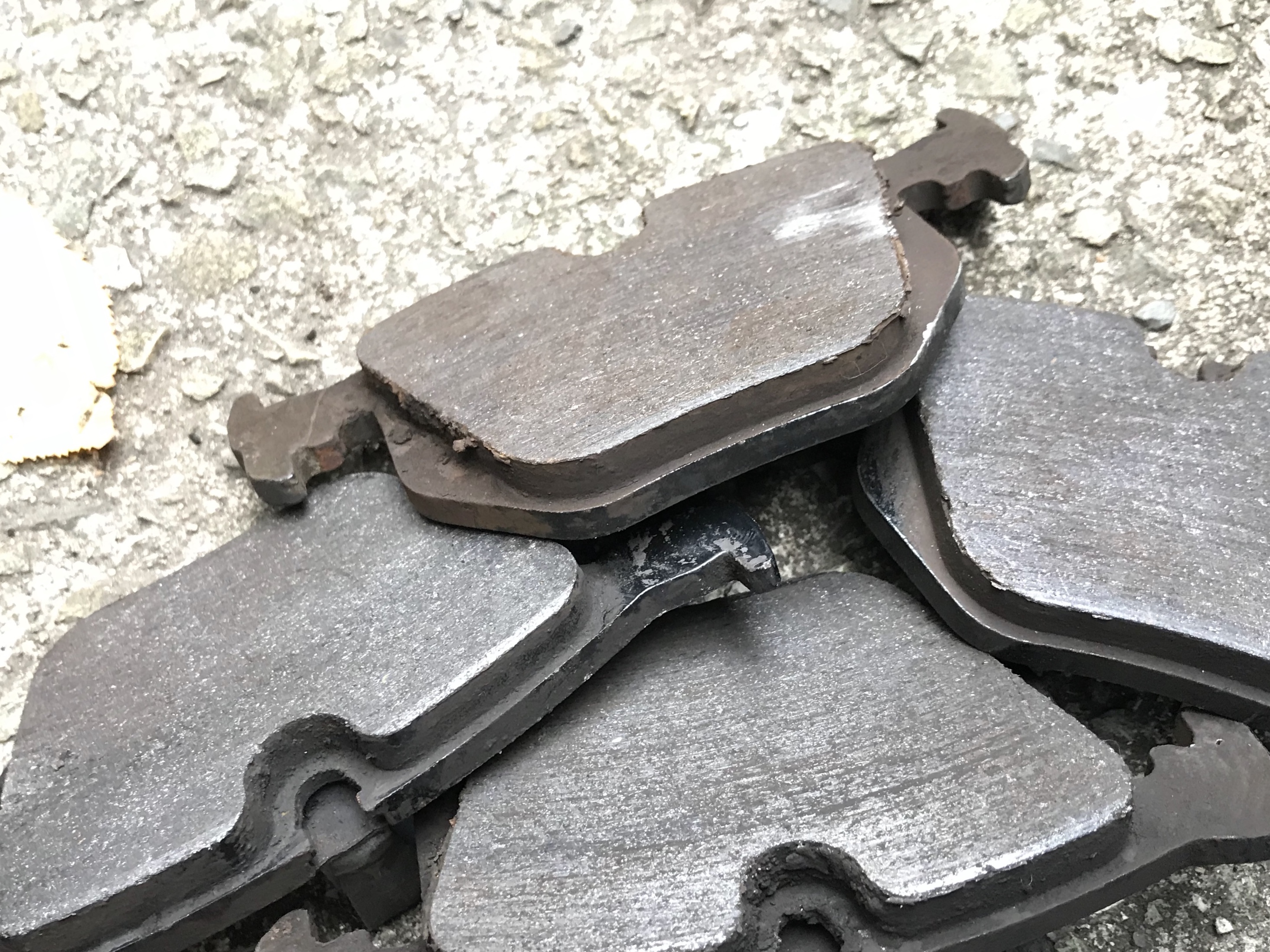 リアブレーキパッドを交換したがローターは？ Replacing rear brake pads BMW E46 カブリオレな話