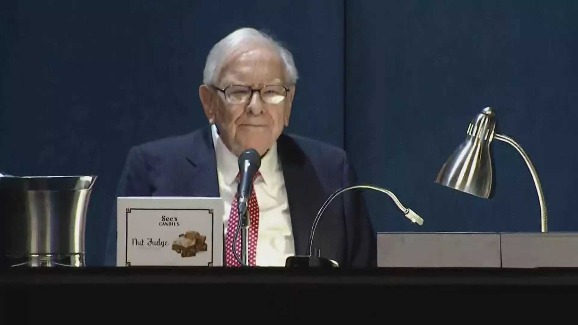 Berkshire Hathaway’s Apple Stake: A Strategic Retreat or Necessary Adjustment?