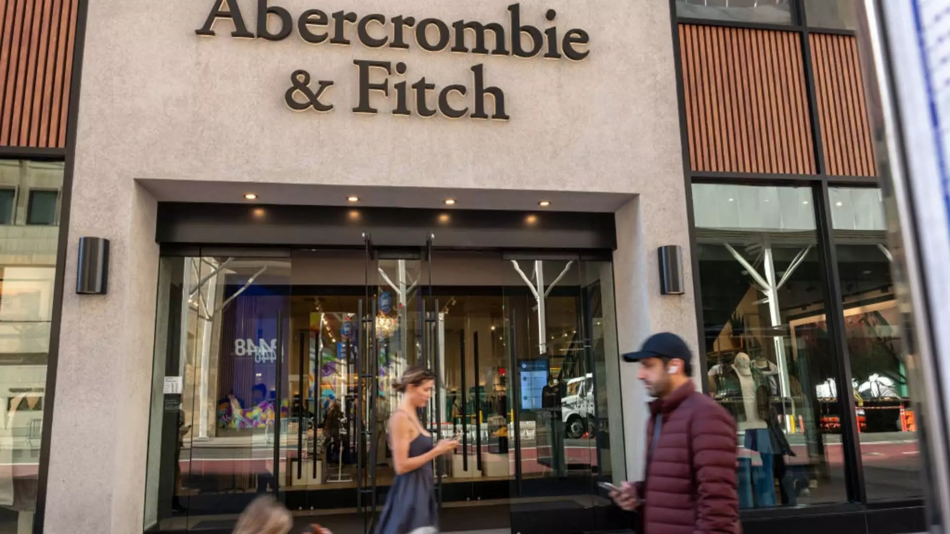Abercrombie & Fitch: Resilience Amid Controversy and Market Uncertainty