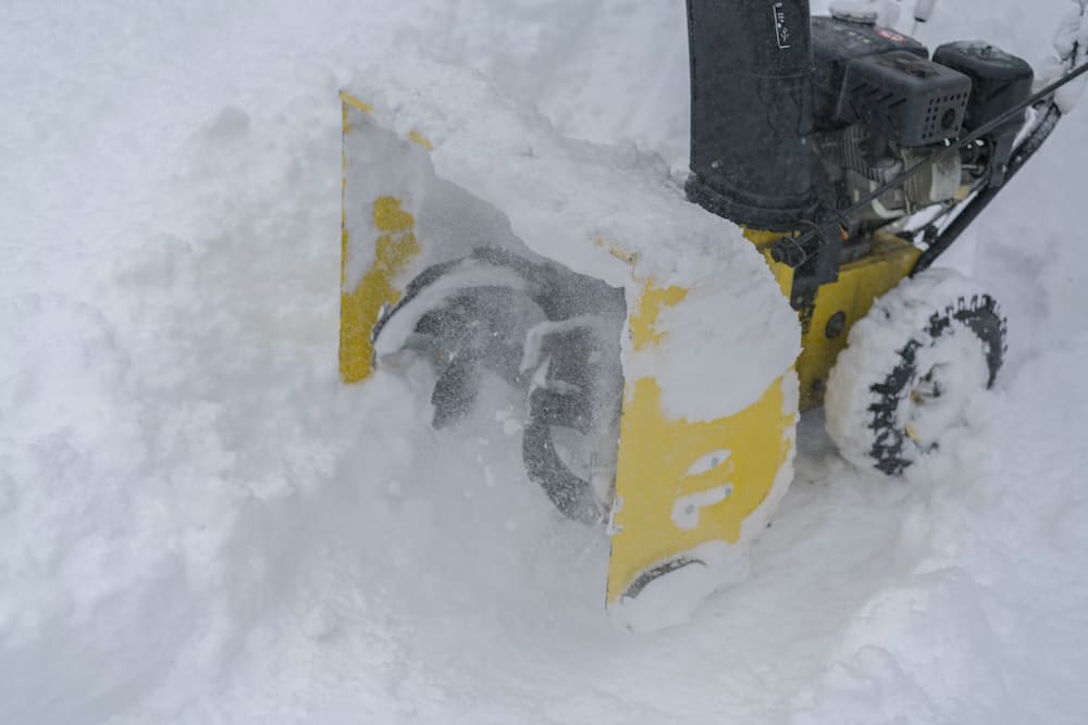Electric vs Gas Snow Blower: Which Is Better? - Trim That Weed