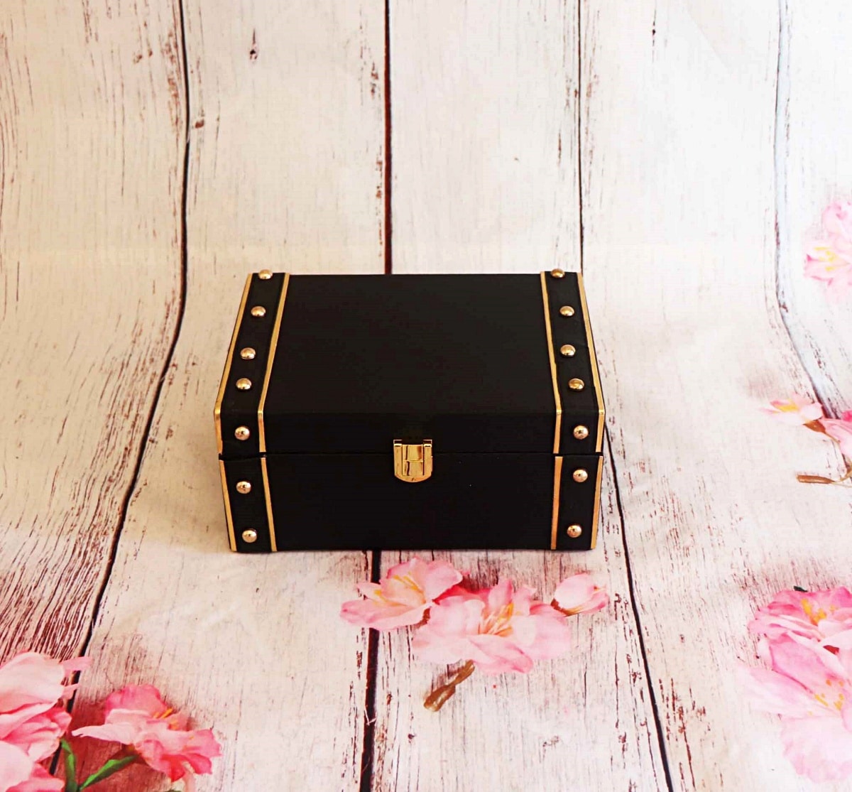 Luxurious black coloured gift box Eagle Collections