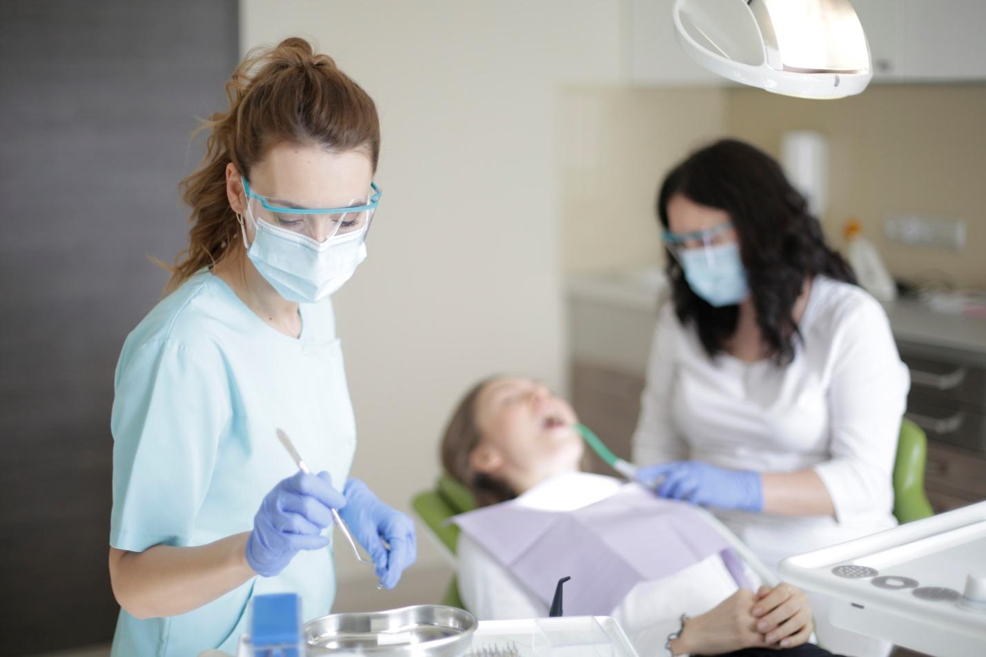 How To A Dental Assistant