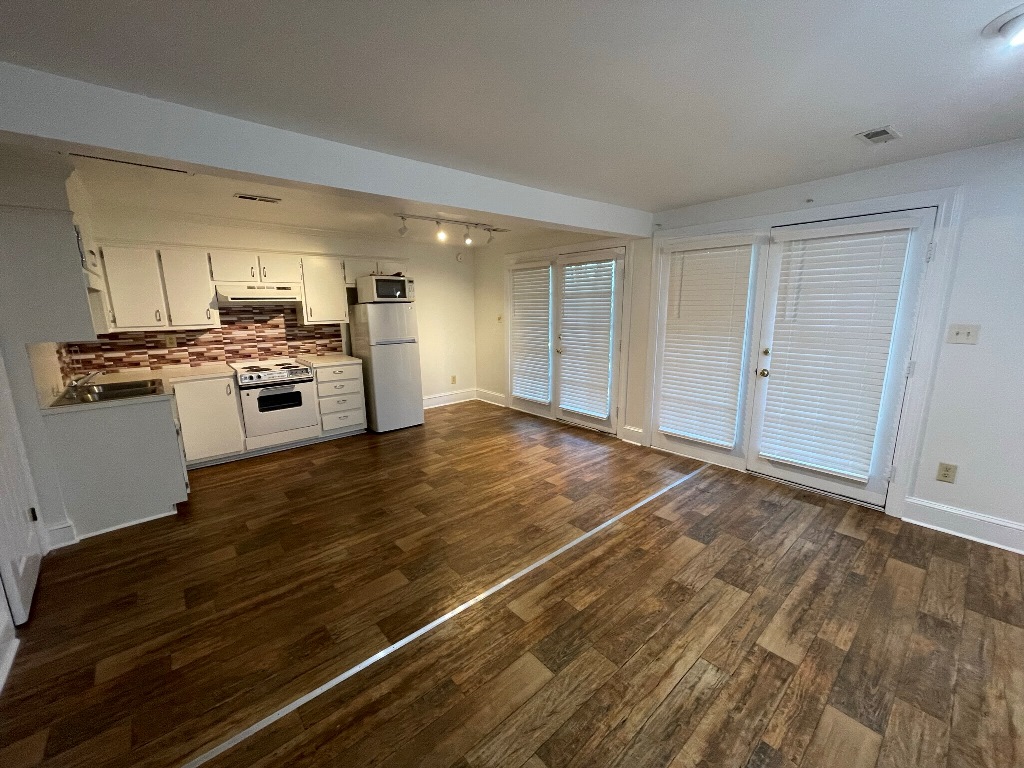 Spacious One Bedroom directly across from ECU Campus! East Carolina