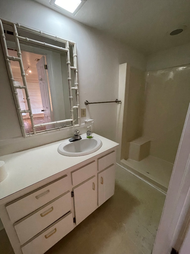 Spacious One Bedroom directly across from ECU Campus! East Carolina