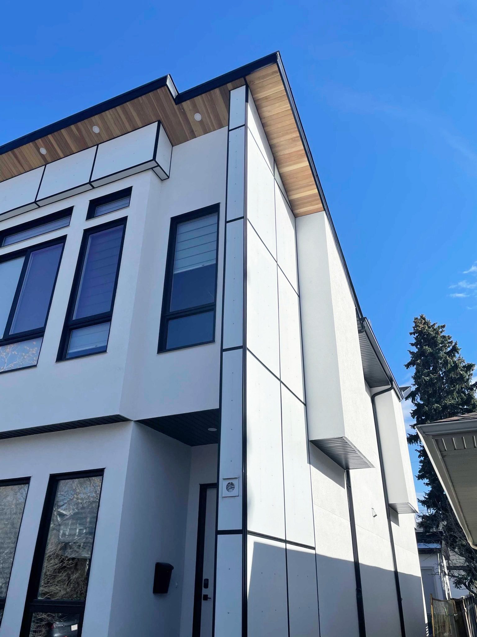 Anodized Aluminum vs. Painted Aluminum EasyTrim Reveals