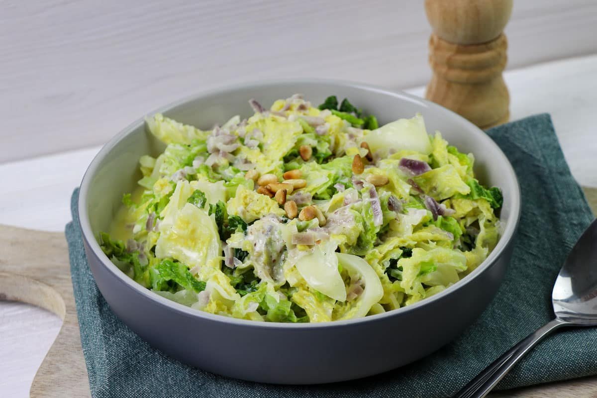 Einfacher vegetarischer Rahmwirsing mit Pinienkernen Rezept eat.de
