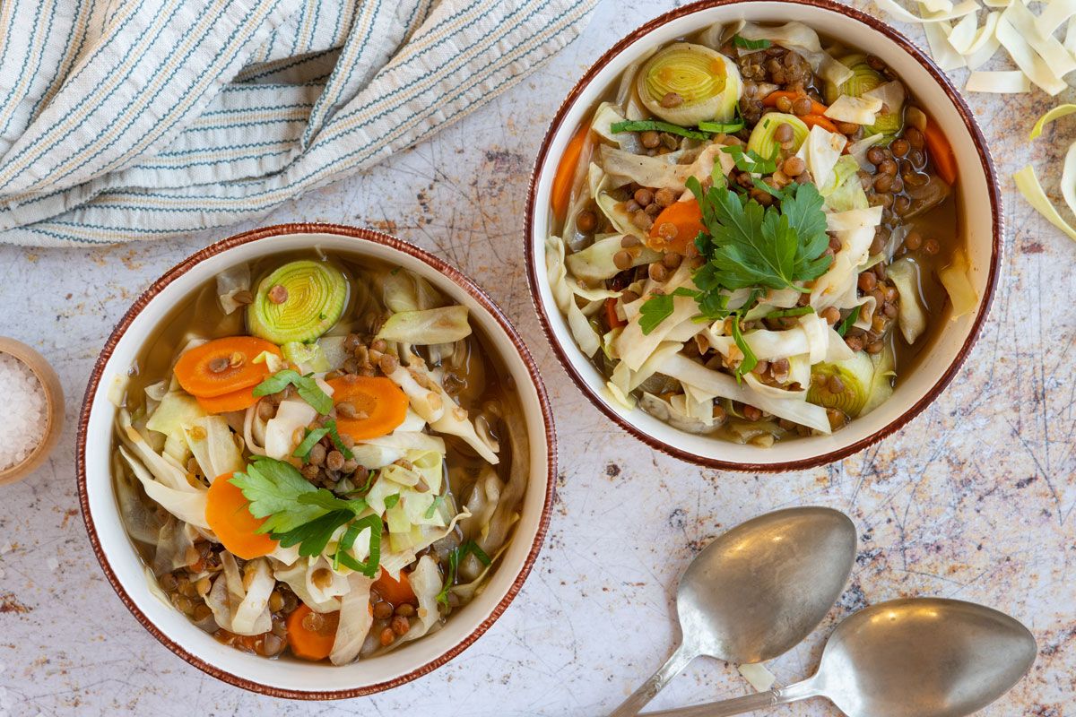 Vegane Spitzkohlsuppe mit Berglinsen Rezept eat.de