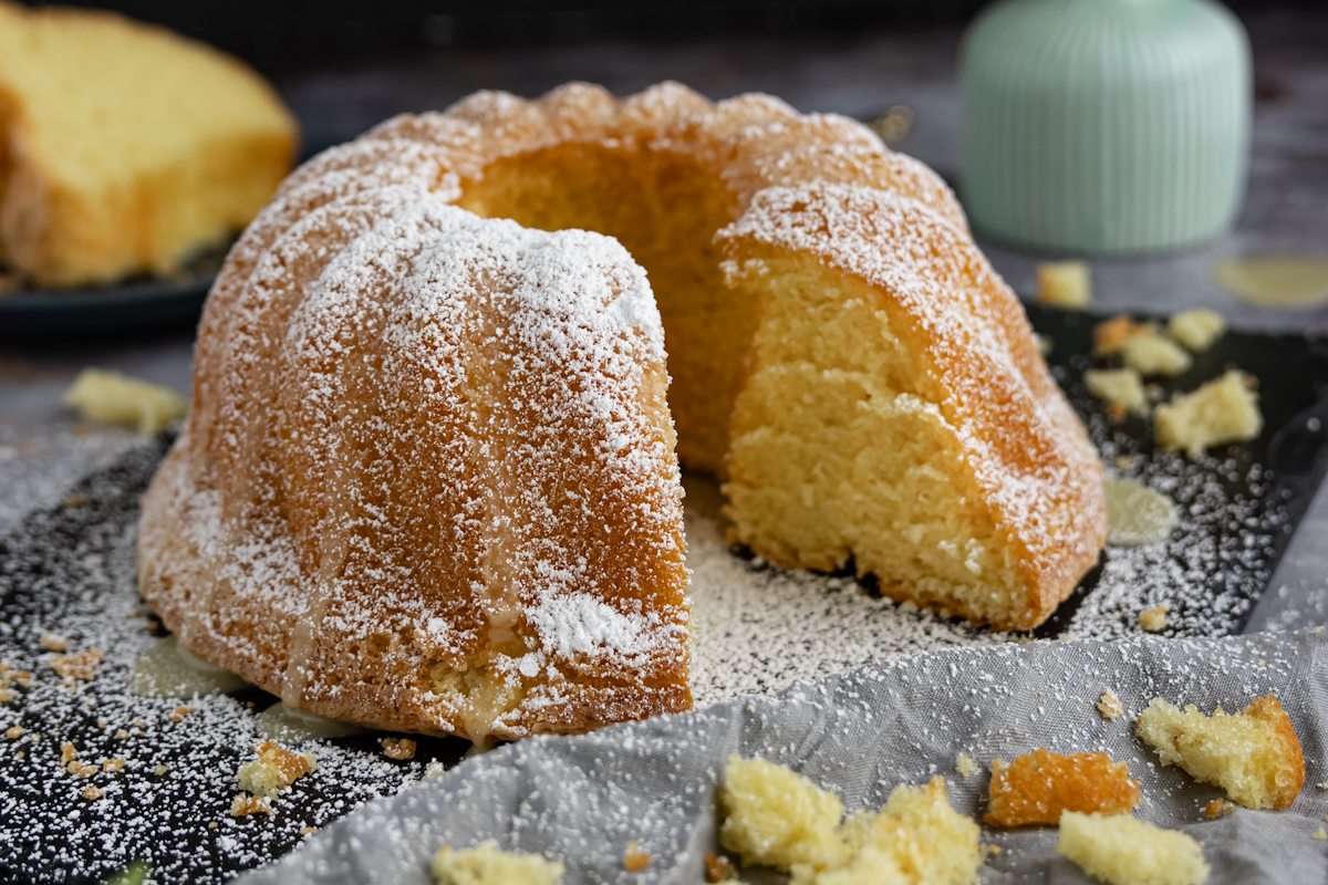 Omas Eierlikörkuchen mit Öl Rezept eat.de