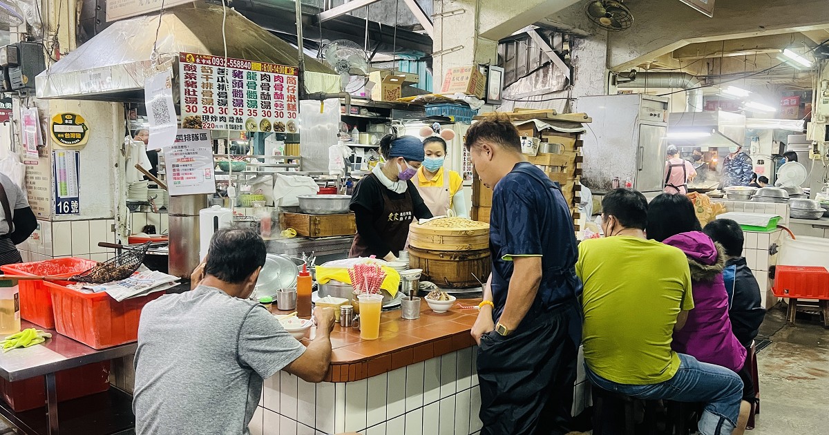 嘉義東市場美食｜延續三代的用心米糕，在地人激推銅板小吃，嘉義美食必吃，袁家筒仔米糕排骨酥！