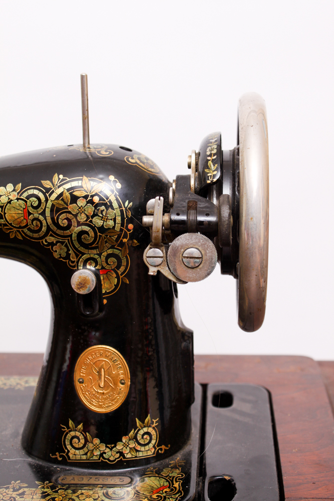 Vintage 1925 Singer Treadle Sewing Machine and EBTH