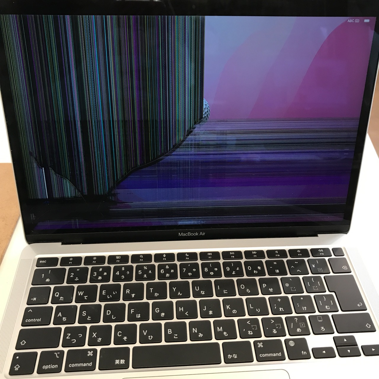 MacBook Air (M1, 2020) いつの間にかの液晶割れ 部品交換 修理 ログインパスを忘れてドキドキ