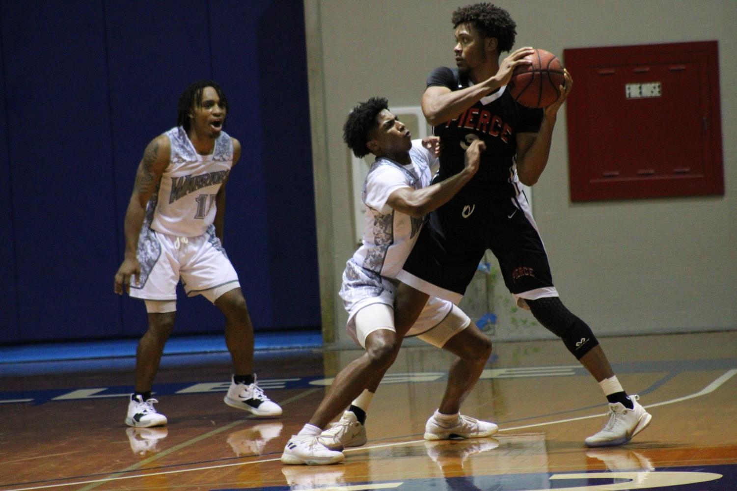 ECC men's basketball team lose home opener to Los Angeles Pierce