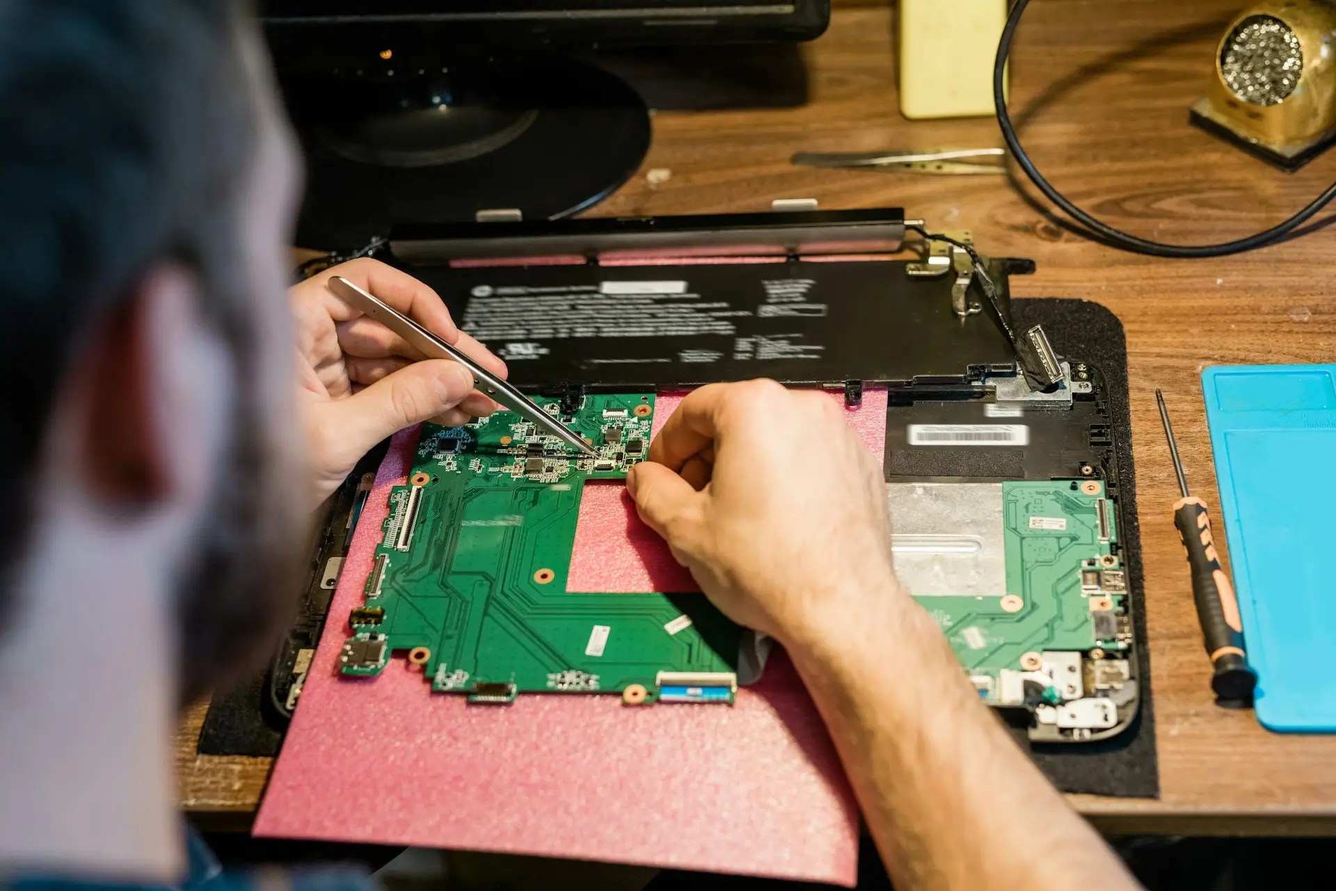 A Guide to Electronic Waste Dismantling