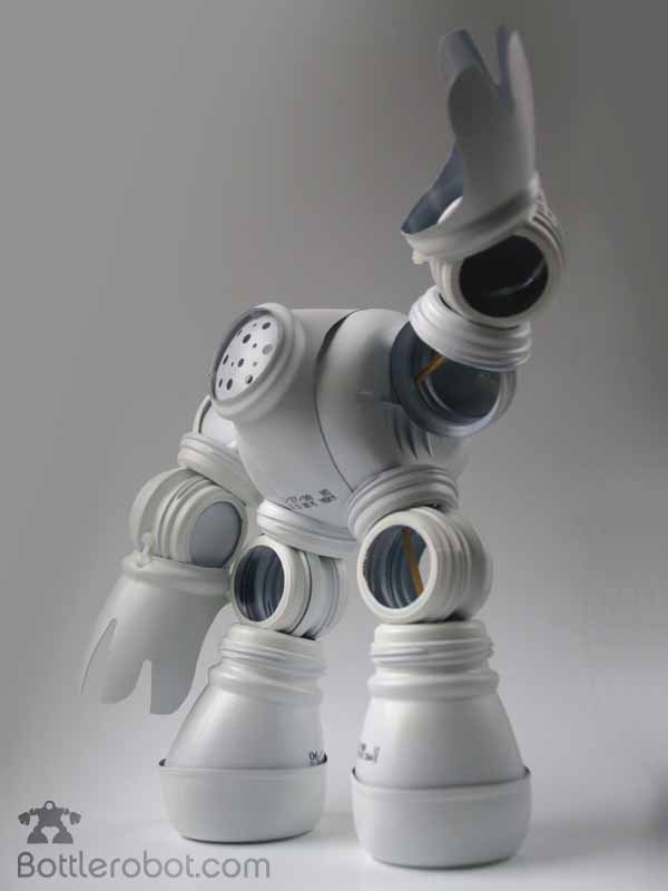 Bottlerobot. Robots con trozos de botellas plásticas recicladas