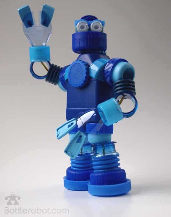 Bottlerobot. Robots con trozos de botellas plásticas recicladas