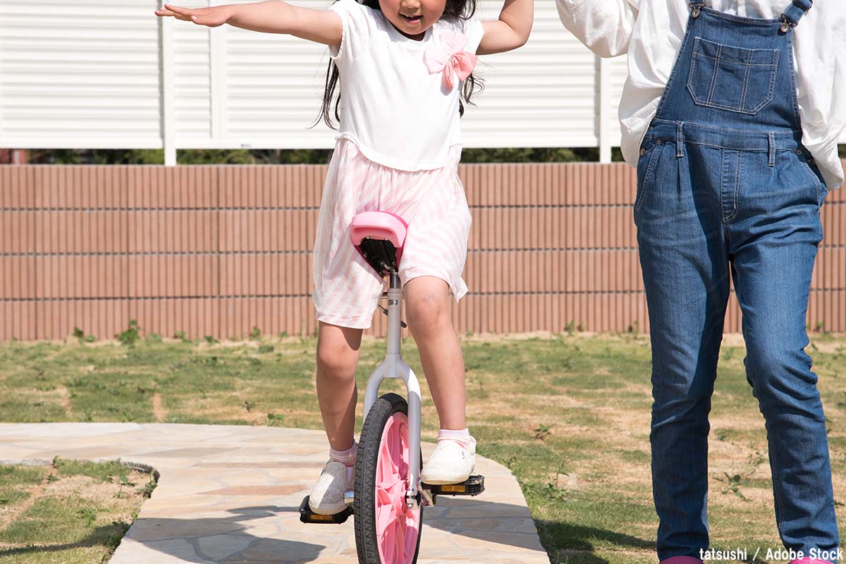 一輪車の練習方法は？乗り方のコツをご紹介【意外なリユース品】