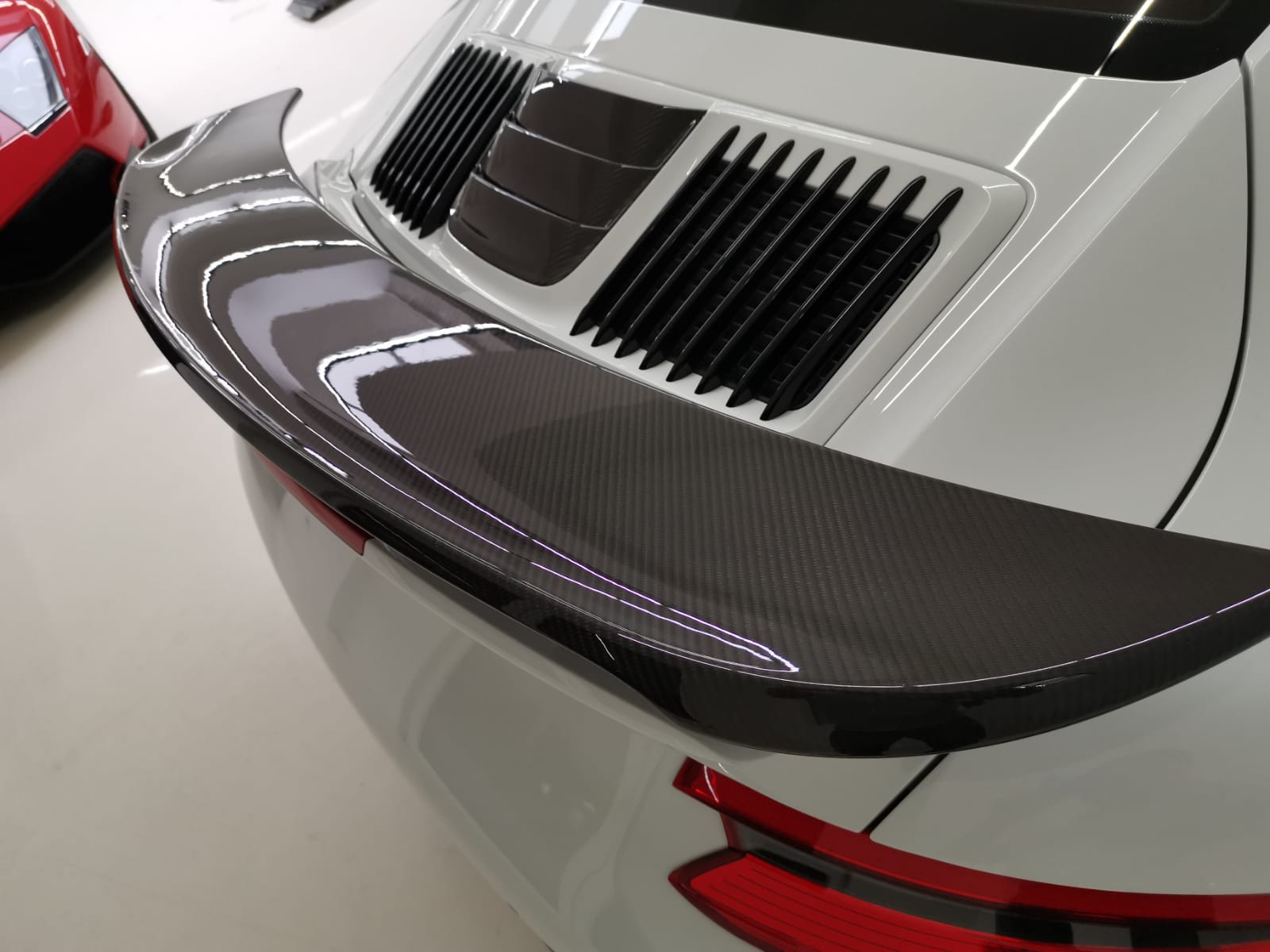 Porsche 911 991.2 rear spoiler with 2 covers ecps group