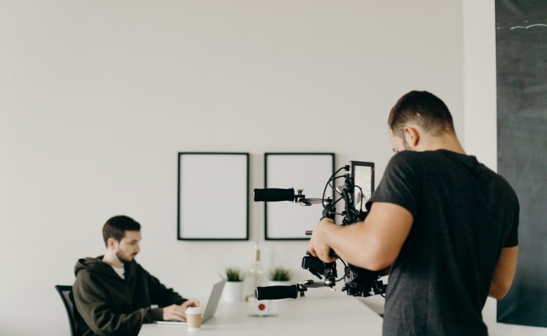 Apa Itu Freelancer? Simak Arti, Cara & Jenis Pekerjaannya Apa Itu Freelancer? Simak Arti, Cara & Jenis Pekerjaannya