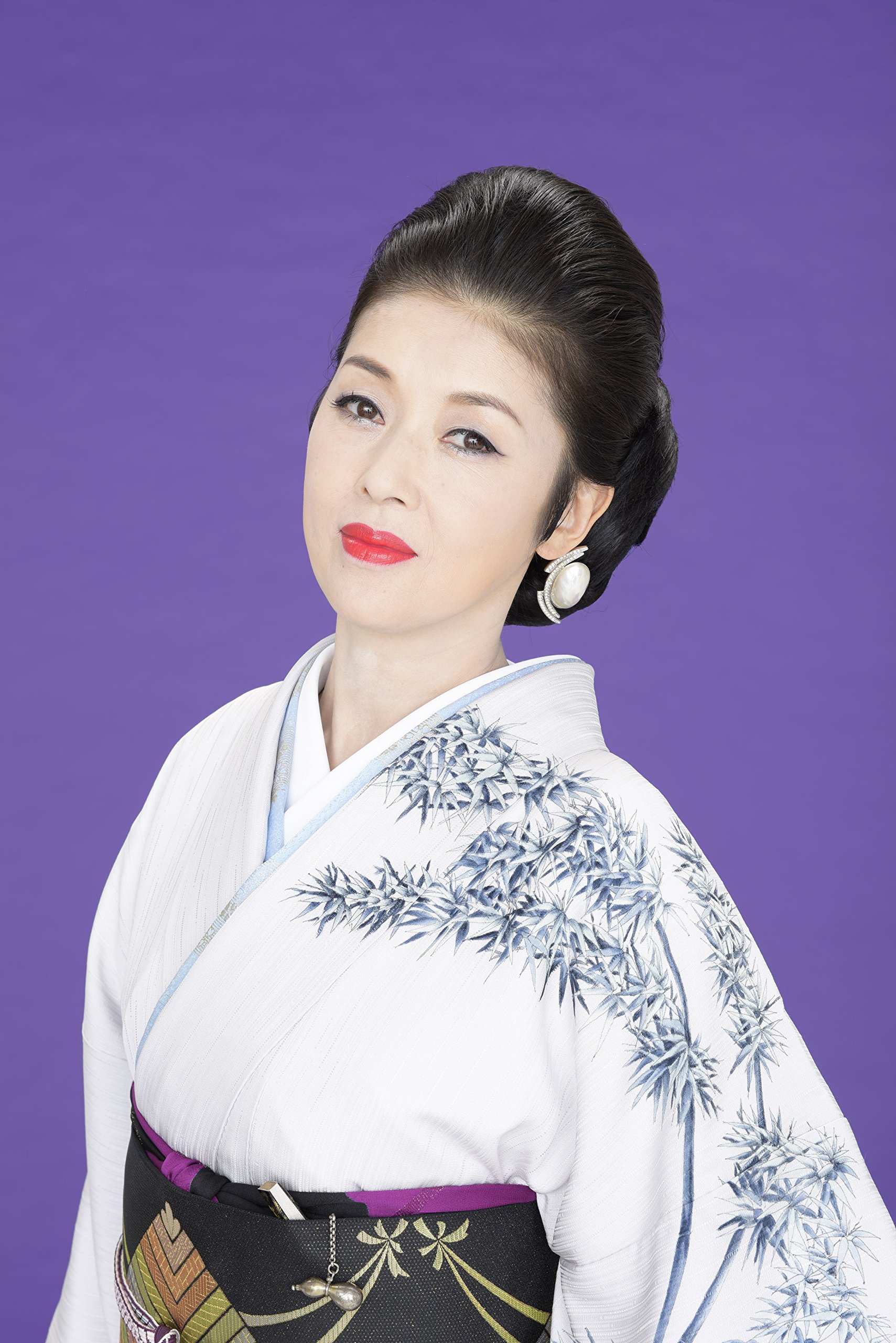 画像 華麗なステージでは艶やかな歌声と妖艶な姿で魅了 民謡歌手出身 藤あや子 NAVER まとめ
