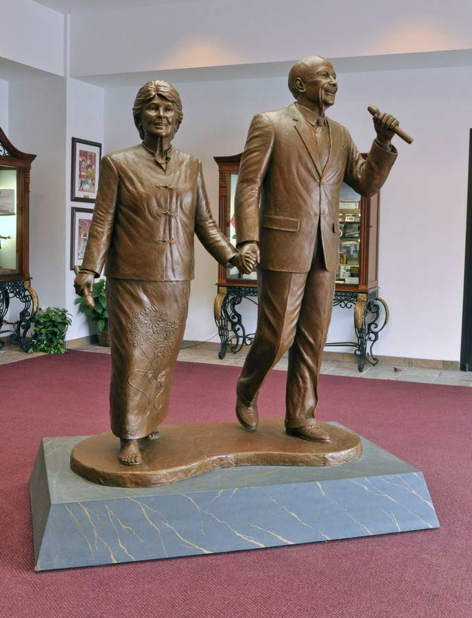 Edd Hayes Sculptor Andy and Joan Horner