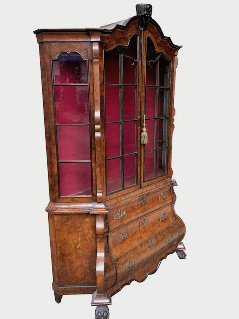Verkauft Prächtige Aufsatzvitrine, barock geschwungen