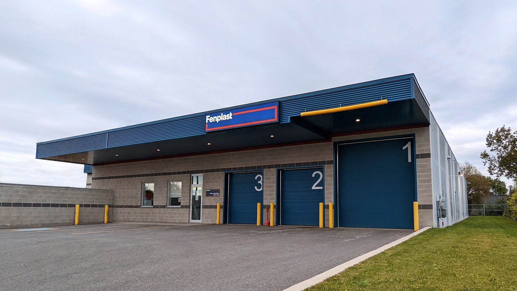 3755 Rue Richelieu, SaintHubert Entrepôt Fenplast StHubert