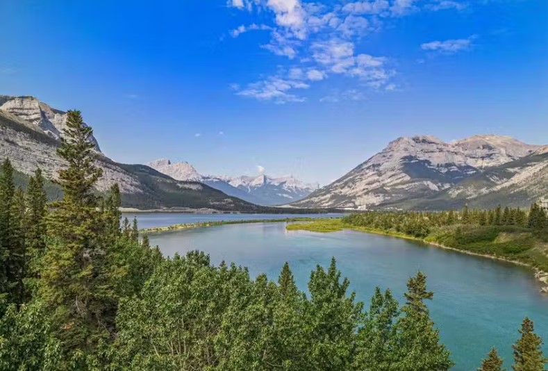 Second Property of the Week Lounge Around in Lac Des Arcs Edify.