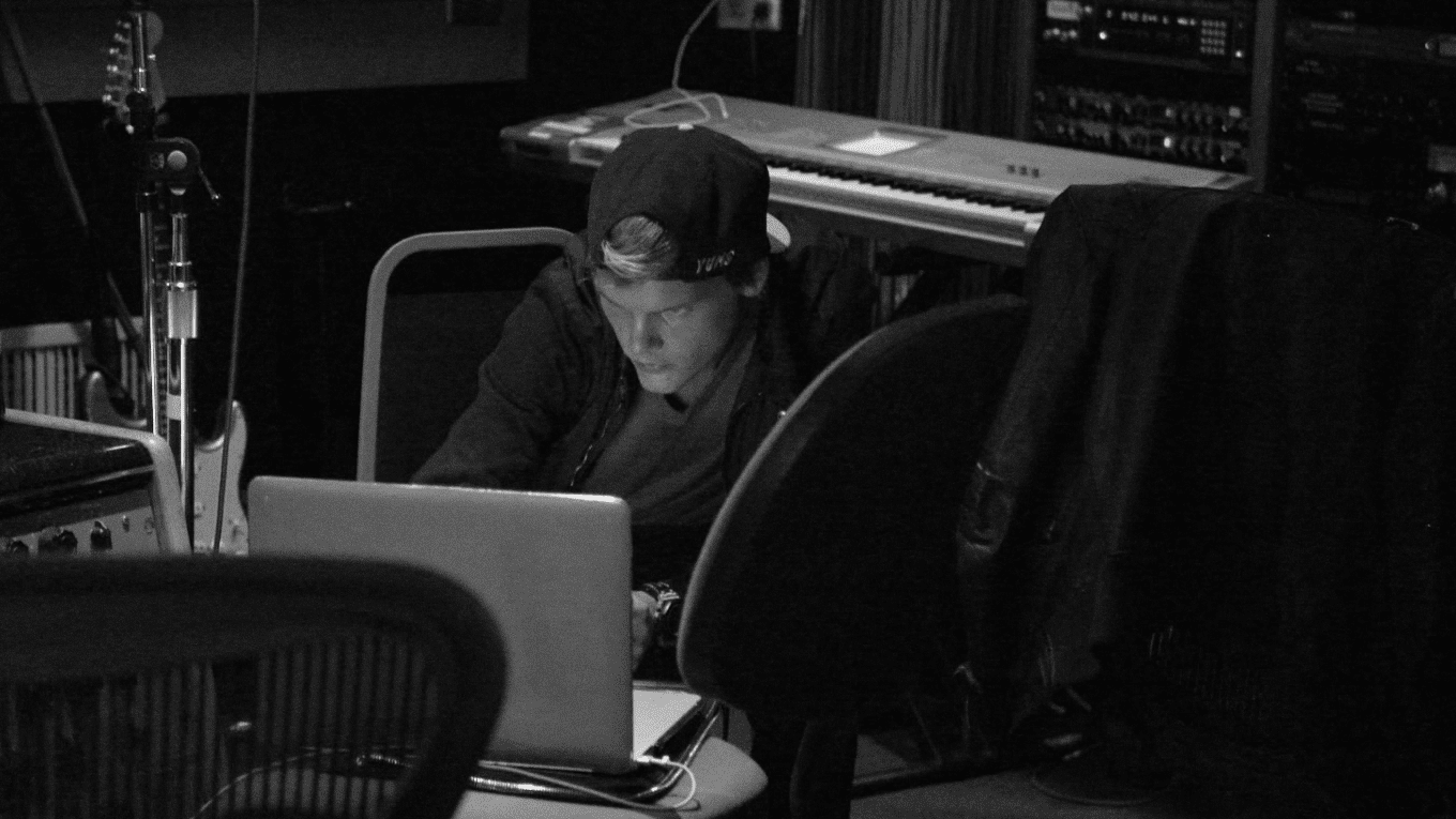 Avicii Experience Unveiling NeverBeforeSeen Footage for 10th(05)