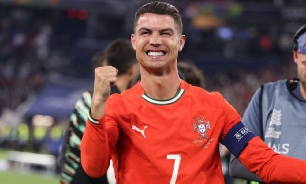 رونالدو يحتفل بإنجازه التاريخي مع البرتغال رونالدو يحتفل بإنجازه التاريخي مع البرتغال