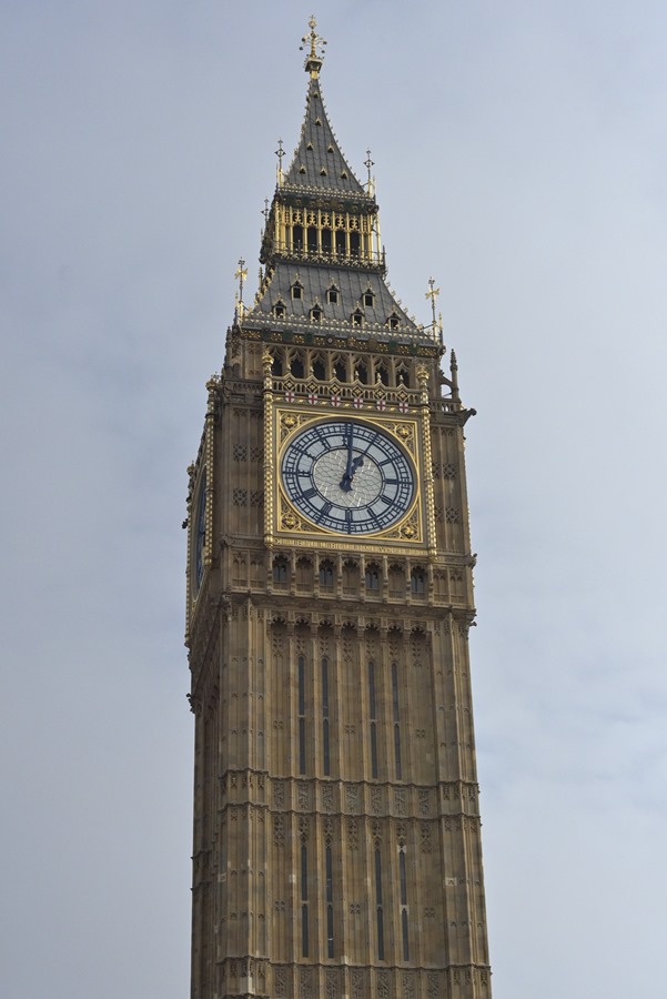 Big Ben chimes again on Remembrance Sunday after threeyear restoration