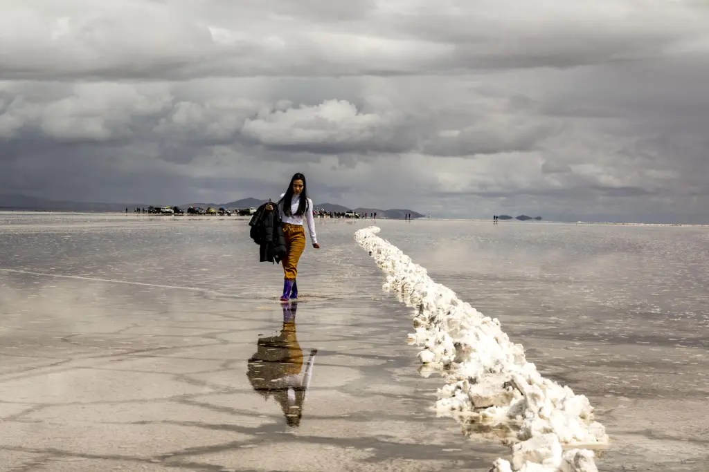 Tourists New Year at 'giant mirror' on Bolivian salt flats