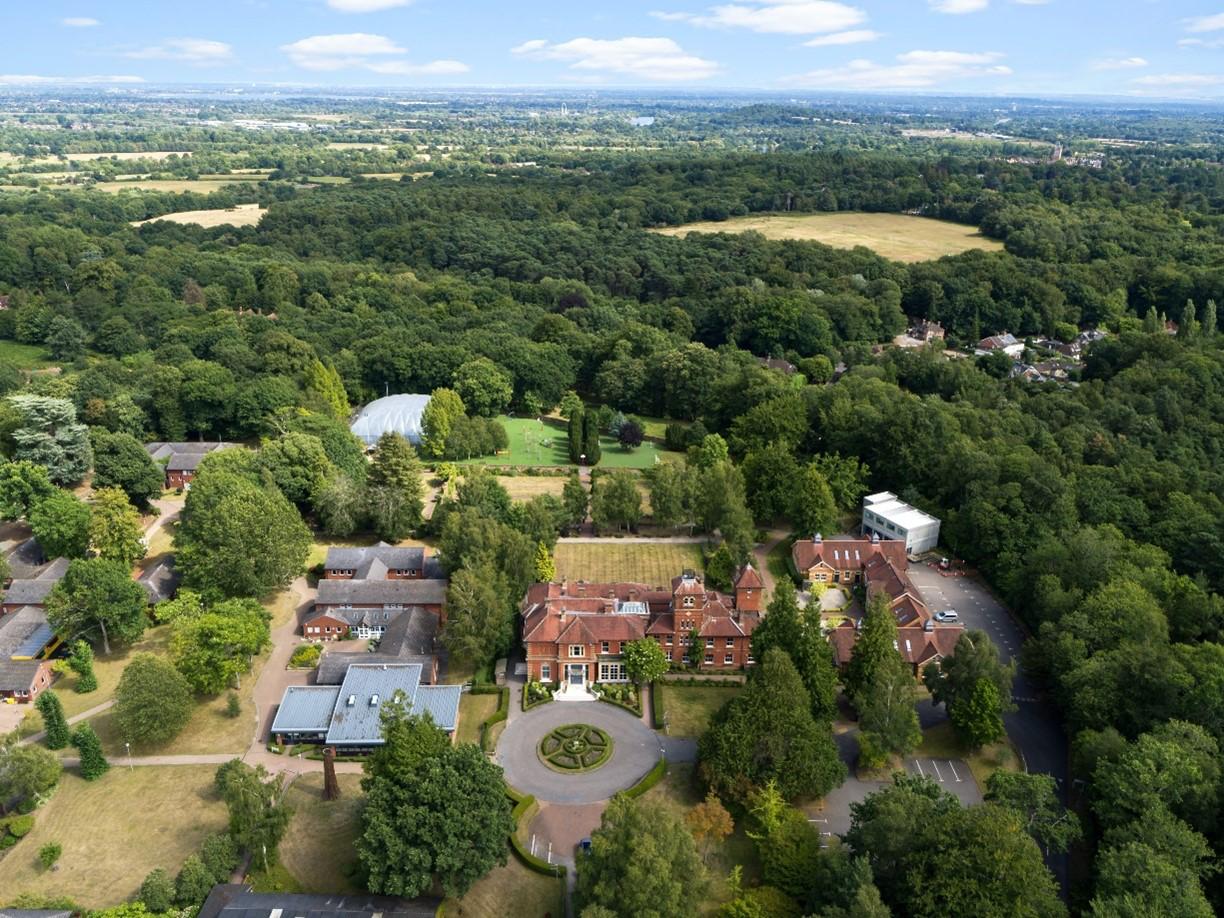 Egham Cabs licence Taxi service in egham area egham taxis to heathrow