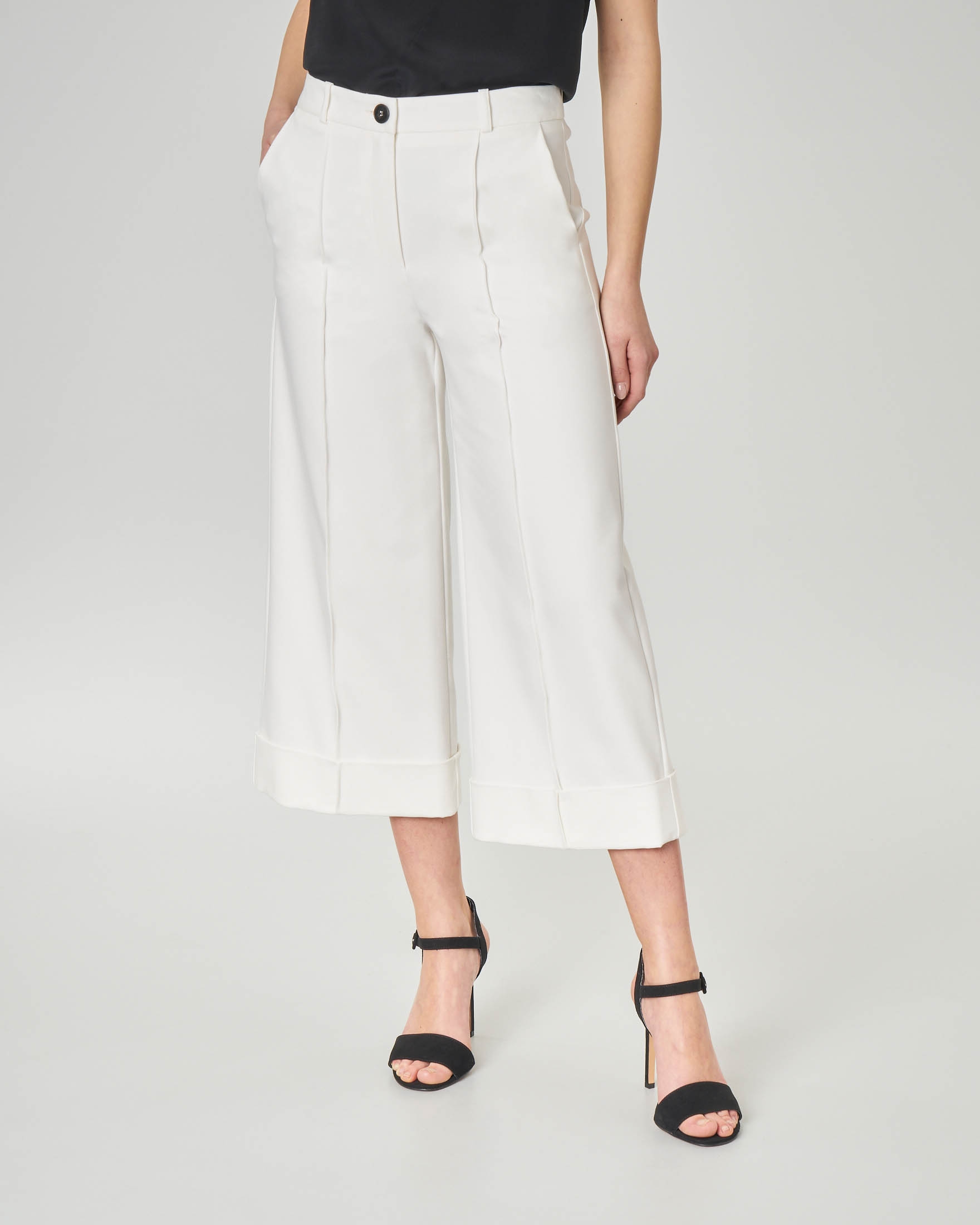 Pantaloni culotte bianchi in misto cotone con piega a
