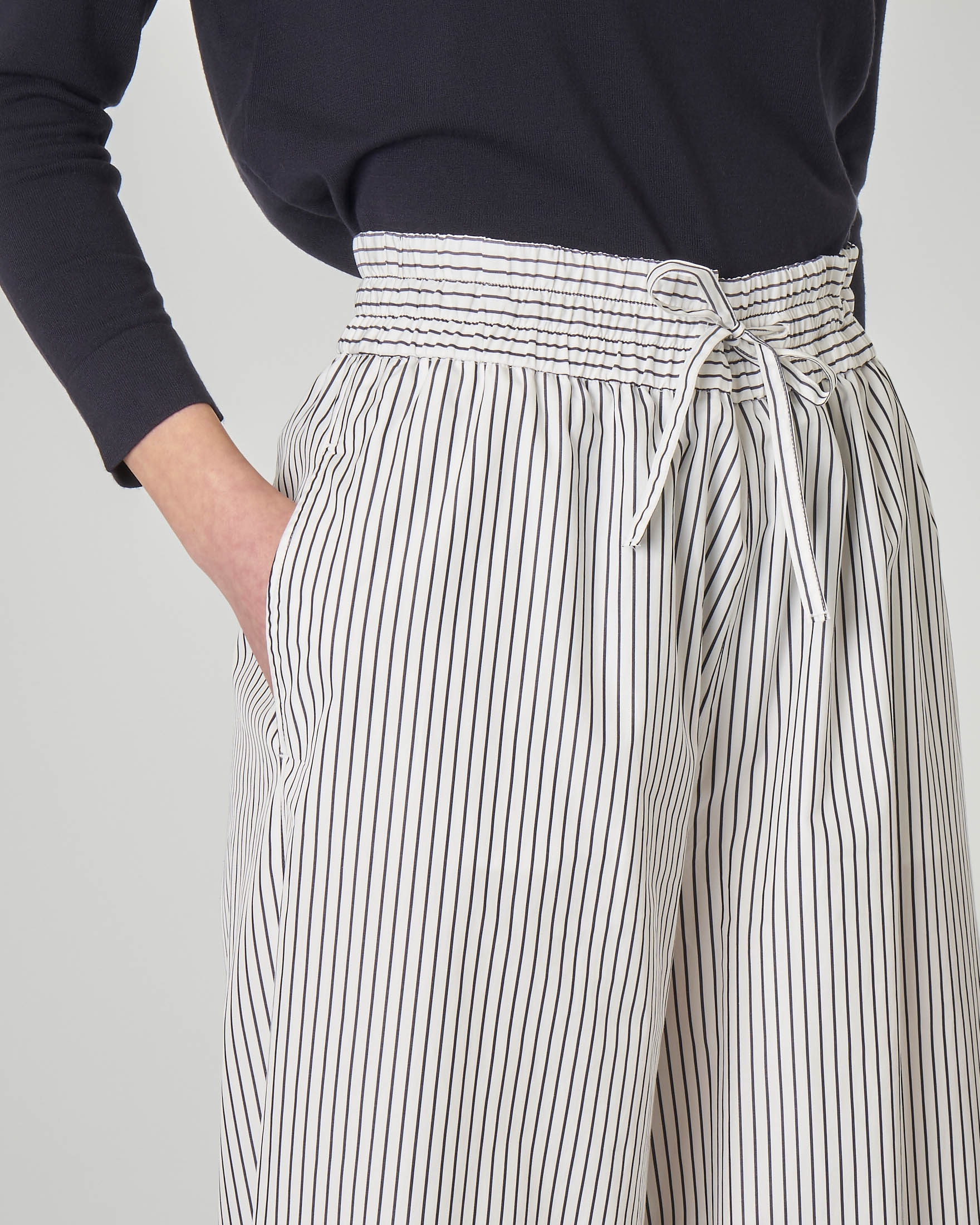 Pantaloni culotte in cotone a righe bianche e blu
