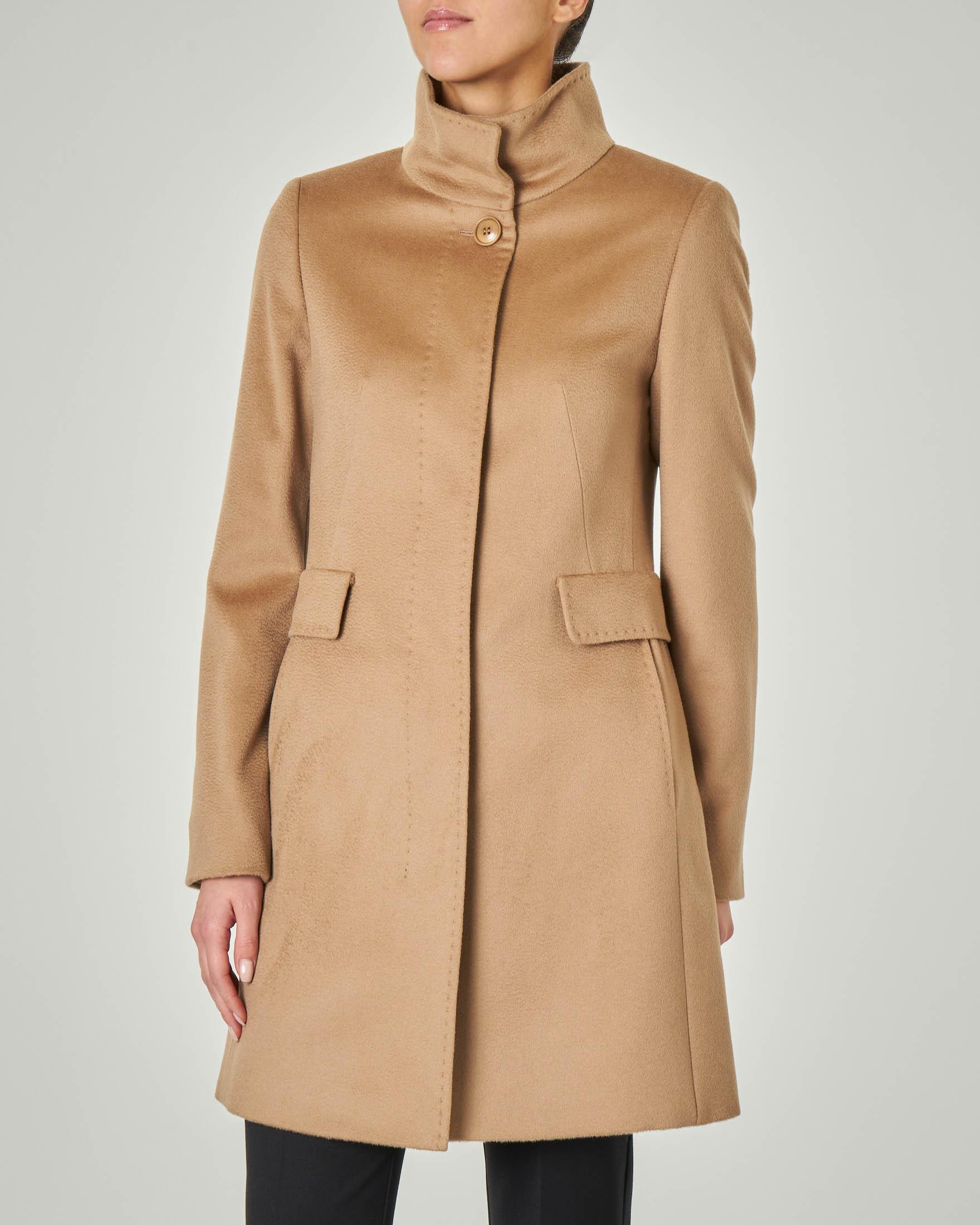 Cappotto sfiancato color cammello in pura lana con collo