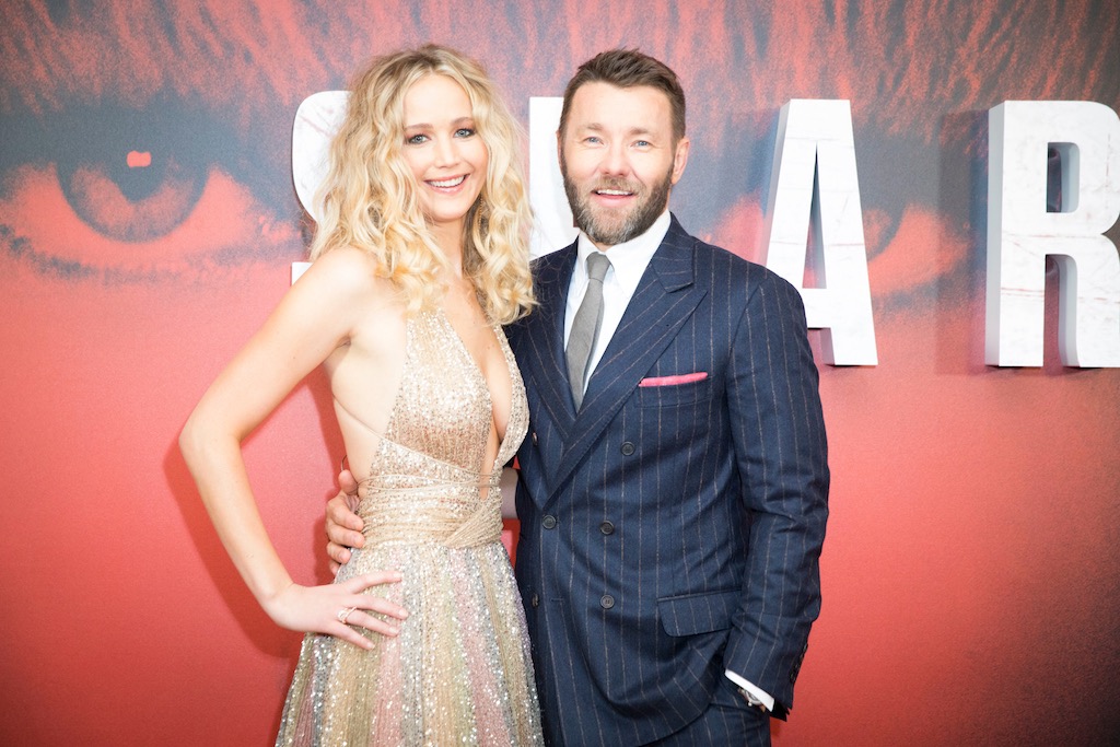 ジェニファー・ローレンス、胸元あらわなセクシードレスで悩殺『レッド