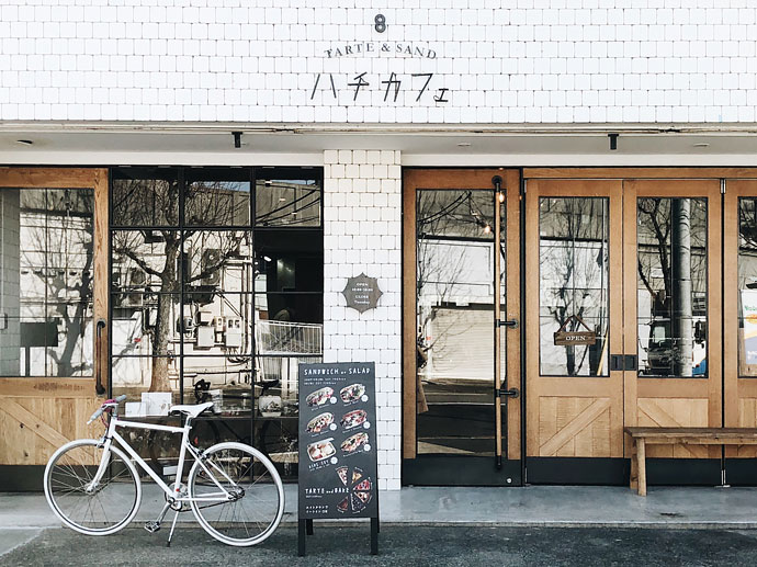 格子窓に回転窓。窓が印象的な店舗ファサードのアイデア集｜店舗デザインのアイデア集｜DESIGN NOW