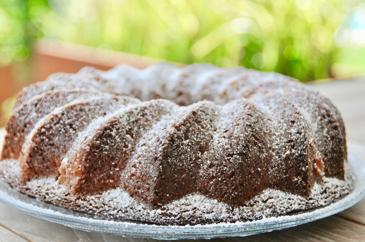 Saftiger ApfelNussGugelhupf › ★ Mamablog Einer schreit