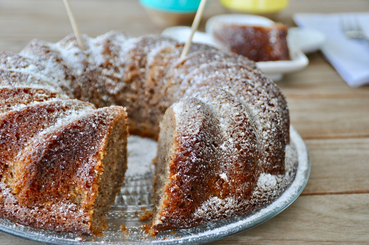 Saftiger ApfelNussGugelhupf › ★ Mamablog Einer schreit