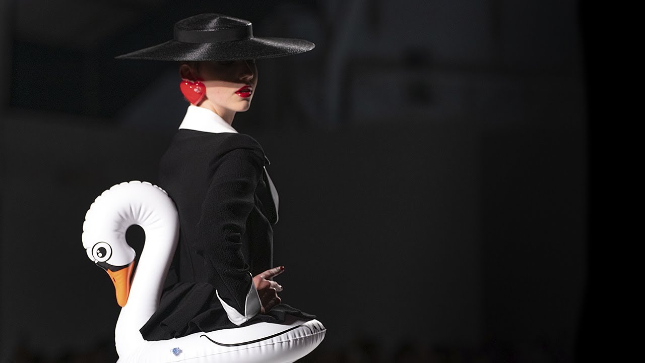 Environmental Current Events September 2023 O oίκος Moschino εφηύρε ρούχα που επιπλέουν στο νερό! OZON Magazine