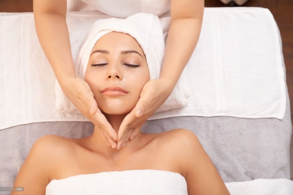 Facial Treatment Elaine Brow & Skin