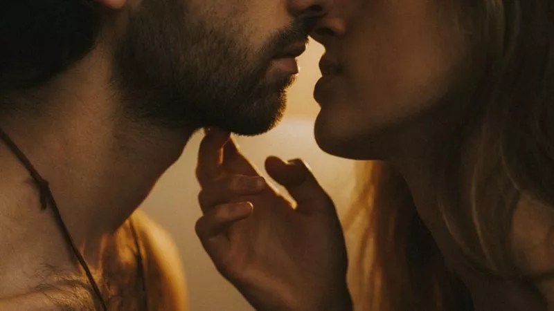 Así impacta un beso en tu cuerpo, tu mente y tu relación