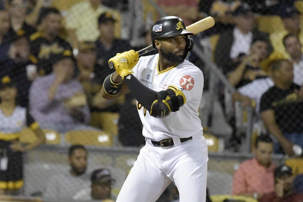 Águilas frenan positiva destello de los Gigantes