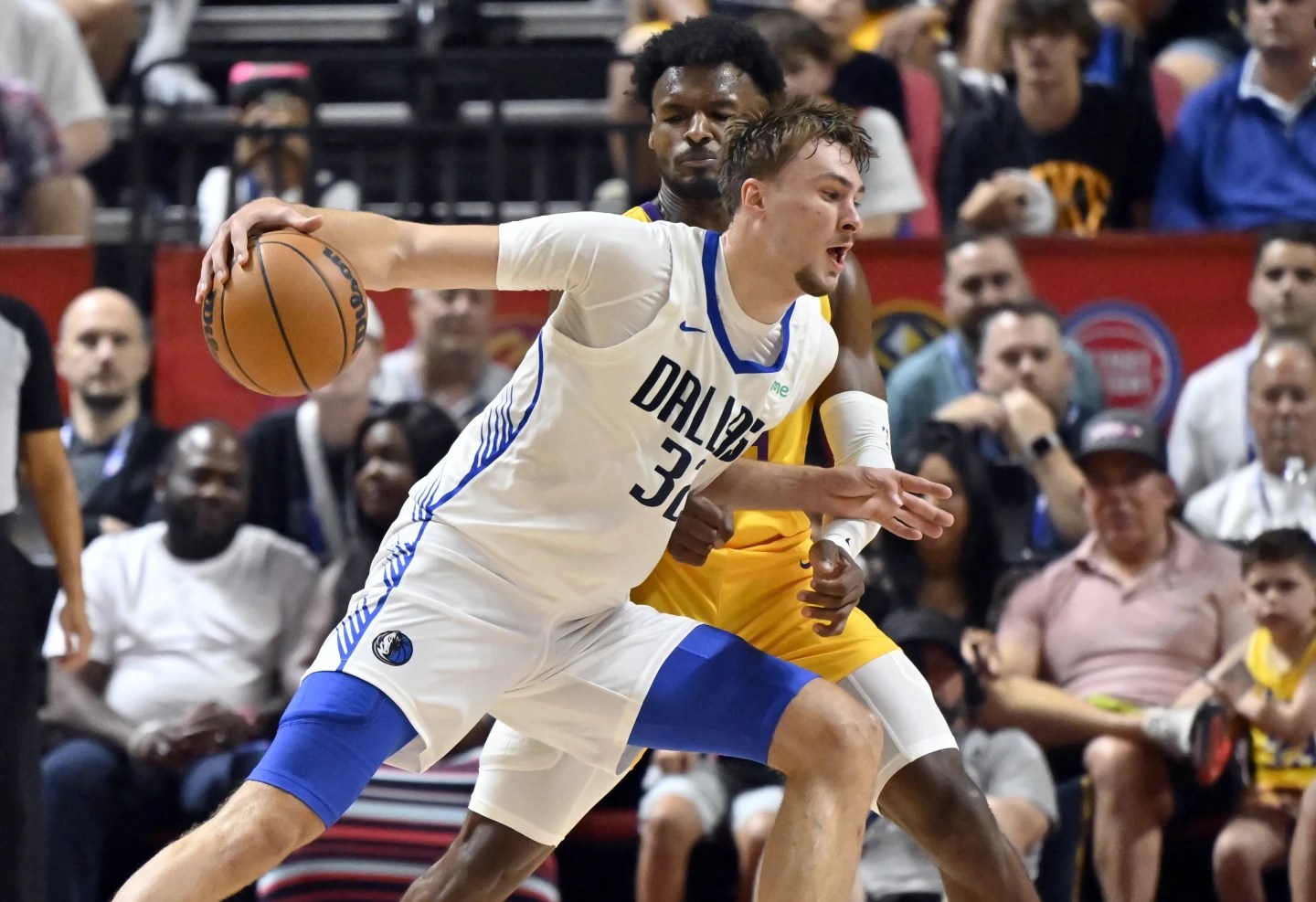 El novato de los Mavericks, Cooper Flagg, se muestra muy profesional al hacer su primicia en la Ligazón de Verano de la NBA