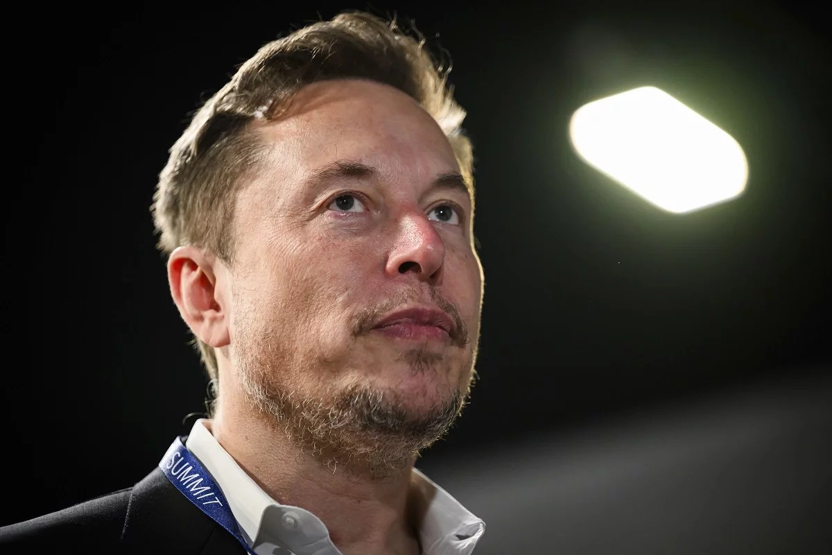 Elon Musk y su IA Grok eliminan publicaciones antisemitas de su plataforma
