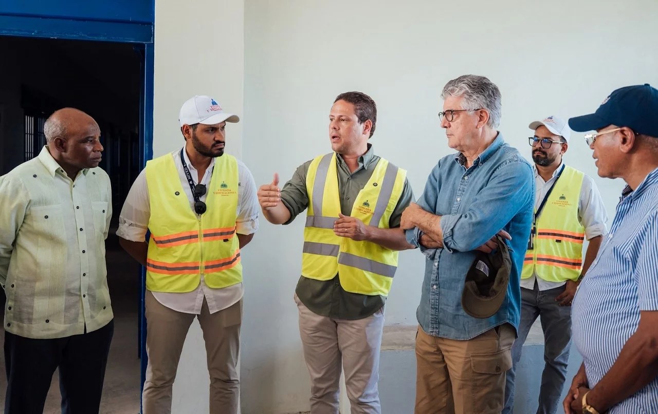Ministro Bonilla inspecciona avances finales  en la construcción del CCR Las Parras